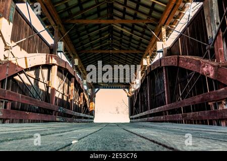 Lancaster, Ohio/États-Unis-janvier 5. 2019: Intérieur du pont couvert historique John Bright n° 2 et de sa structure à cordes inversées. Banque D'Images