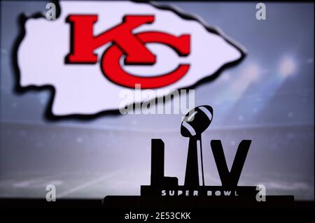 TAMPA BAY, ÉTATS-UNIS, JANVIER 25. 2021 : Super Bowl LIV, 55e Super Bowl 2020, logo Kansas City Chiefs sur écran en arrière-plan, finale NFL Banque D'Images