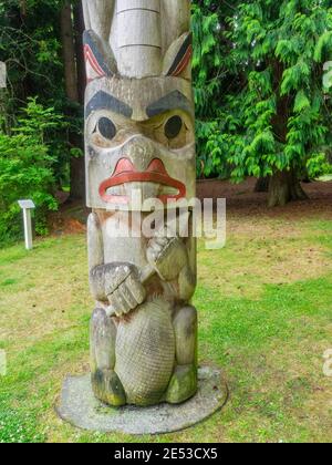 Les totems (sont des sculptures monumentales, un type d'art de la côte nord-ouest, composé de poteaux, poteaux ou piliers, sculptés avec des symboles ou des figures. Ils sont u Banque D'Images