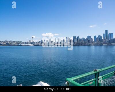 Le front de mer de Seattle depuis le ferry de Bainbridge Island à l'approche Le terminal de ferry de Seattle à Colman Dock Banque D'Images