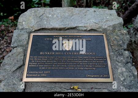 Claremont, Caroline du Nord/États-Unis-le 6 septembre 2018 : plaque commémorant le pont couvert de Bunker Hill comme site historique national du génie civil. Banque D'Images