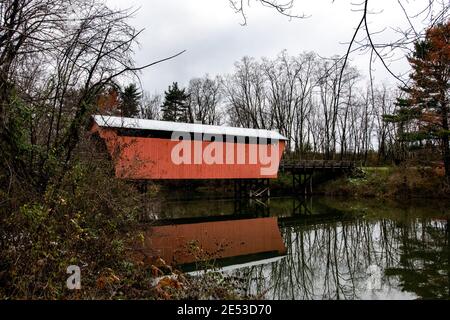 St. Clairsville, Ohio/USA-17 novembre 2018 : le pont couvert Shaeffer Campbell enjambant College Pond sur le campus de l'Université de l'Ohio Eastern Campu Banque D'Images