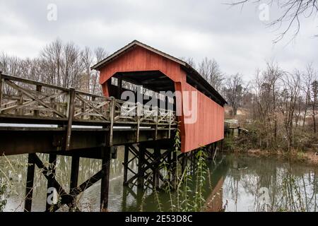 St. Clairsville, Ohio/USA-17 novembre 2018 : le pont couvert de Shaeffer Campbell par une journée froide d'hiver. Ce pont était autrefois situé à Fairfield cou Banque D'Images