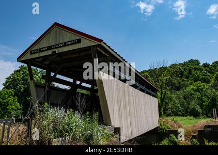 Freeport, Ohio/USA: 9 juin 2018: Pont couvert de fourche de crâne nommé d'après une légende locale où les indiens avaient laissé des crânes humains près de ce ruisseau. Cette bridg Banque D'Images