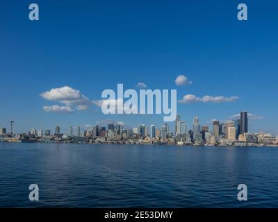 Le front de mer de Seattle depuis le ferry de Bainbridge Island à l'approche Le terminal de ferry de Seattle à Colman Dock Banque D'Images