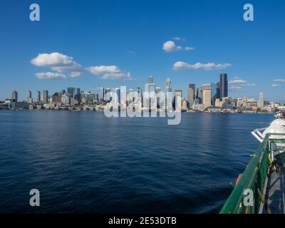 Le front de mer de Seattle depuis le ferry de Bainbridge Island à l'approche Le terminal de ferry de Seattle à Colman Dock Banque D'Images