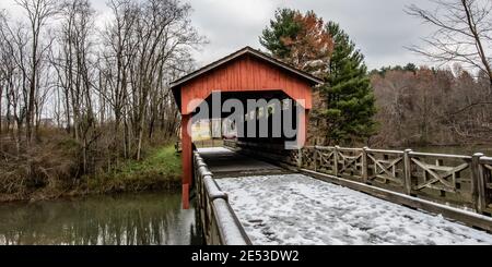 St. Clairsville, Ohio/USA-17 novembre 2018 : bannière Web du pont couvert Shaeffer Campbell, construit à l'origine en 1891. Banque D'Images