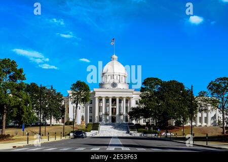 Montgomery, Alabama, États-Unis - 28 janvier 2017 : bâtiment du capitole de l'État d'Alabama vu de Dexter Avenue contre un ciel bleu. Banque D'Images