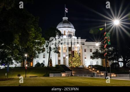 Montgomery, Alabama/USA-18 décembre 2018 : capitale de l'État de l'Alabama avec arbre de Noël illuminé vu de gauche. Banque D'Images