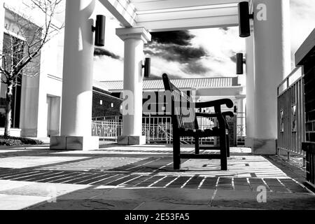 Montgomery, Alabama, États-Unis - 28 janvier 2017 : banc en bois sur le patio du Montgomery Museum of Fine Arts en monotone. Banque D'Images