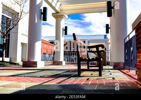 Montgomery, Alabama, USA - 28 janvier 2017 : banc en bois sur le patio du Montgomery Museum of Fine Arts Banque D'Images