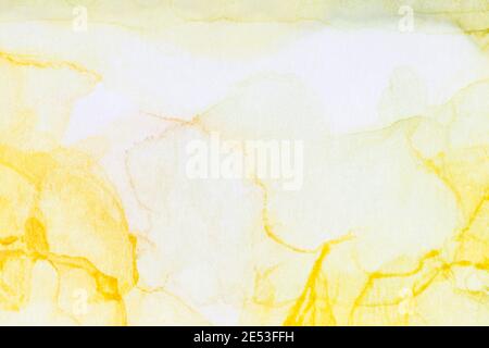 Gros plan macro sur les couches d'encre et les éclaboussures d'alcool jaune vif. Encre fluide, plein cadre coloré, fond abstrait texturé. Couleurs vives. Banque D'Images