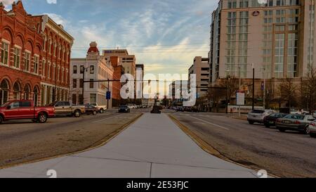 Montgomery,Alabama, USA- 6 janvier 2017: Point de vue sur Commerce Street avec les bâtiments historiques en vue à gauche de l'entrée o Banque D'Images