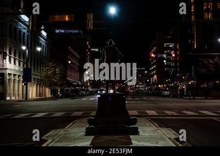 Montgomery, Alabama/USA-18 décembre 2018 : une photo nocturne de Commerce Street dans le quartier de divertissement de Montgomery, vue derrière The Hank will Banque D'Images