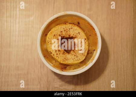 Vue de dessus de délicieux pudding maison aux pommes et au riz un moule à pâtisserie Banque D'Images