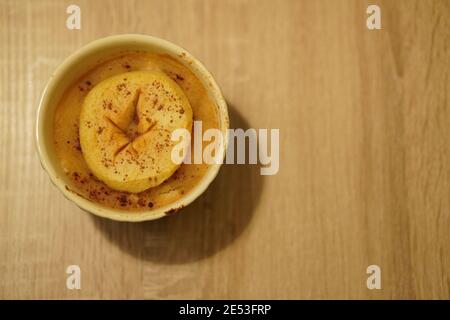 Vue de dessus de délicieux pudding maison aux pommes et au riz un moule à pâtisserie Banque D'Images