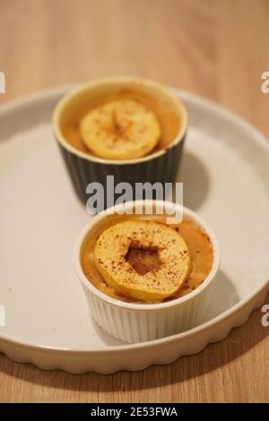 Mise au point sélective de délicieux pudding maison aux pommes et au riz dans les moules de cuisson Banque D'Images