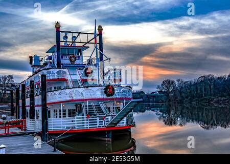 Montgomery, Alabama/USA-18 décembre 2018: Le Harriot II décoré pour Noël au coucher du soleil sur la rivière Alabama. Ce bateau à aubes réside à Riverfront Banque D'Images