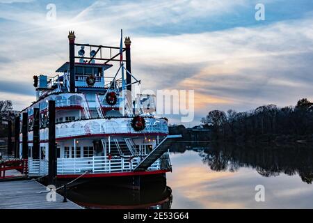 Montgomery, Alabama/USA-18 décembre 2018: Le Harriot II décoré pour Noël au coucher du soleil sur la rivière Alabama. Ce bateau à aubes réside à Riverfront Banque D'Images