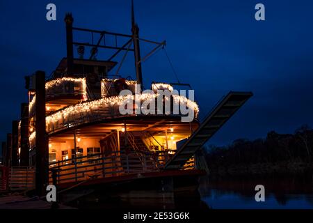 Montgomery, Alabama/USA-18 décembre 2018: Le bateau à aubes Harriot II décoré et éclairé pour Noël. Ce bateau à aubes résidND à Riverfront Park et Banque D'Images