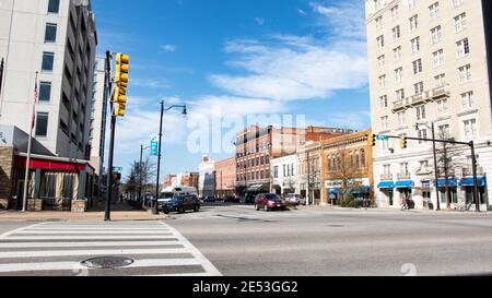 Montgomery, Alabama/USA-20 janvier 2018 : vue sur ces bâtiments historiques de Commerce Street dans le quartier de divertissement de Montgomery. Banque D'Images