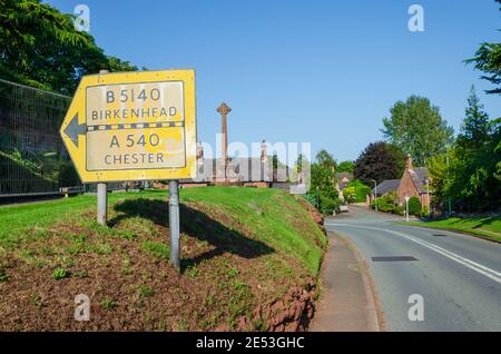 Le village de Caldy à Merseyside avec un vieux mode panneau de direction Banque D'Images