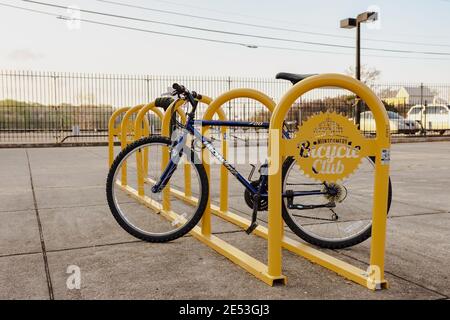 Montgomery, Alabama, États-Unis - 18 mars 2017 : porte-vélos avec vélo tout terrain dans le centre-ville de Montgomery. Banque D'Images