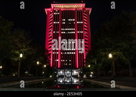 Montgomery, Alabama/USA-décembre 18. 2018: La tour RSA dans le centre-ville de Montgomery illuminée en rouge avec la piscine de réflexion en premier plan. Banque D'Images