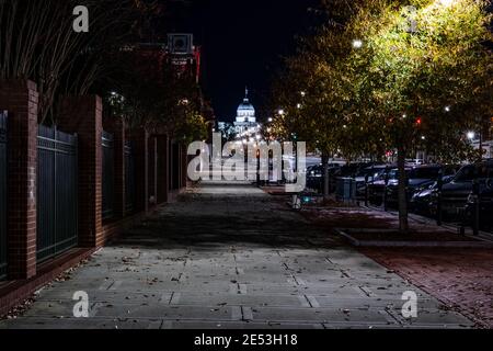 Montgomery, Alabama/USA-décembre 18. 2018: Vue sur la colline depuis un trottoir sur Dexter Avenue avec la capitale de l'État de l'Alabama illuminée en t Banque D'Images