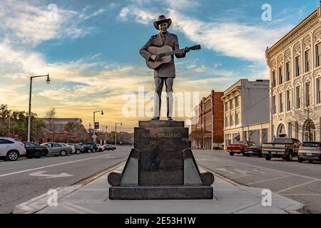 Montgomery, Alabama, États-Unis - 17 janvier 2017 : statue de Hank Williams, le célèbre chanteur de campagne, sur Commerce Street avec des bâtiments historiques sur le ri Banque D'Images