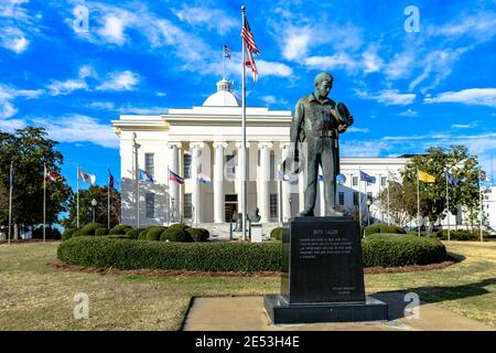 Montomgery, Alabama, États-Unis - 28 janvier 2017 : statue d'un officier de police annomoné debout sur la pelouse du Capitole de l'État d'Alabama. Banque D'Images