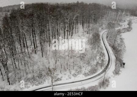 26 janvier 2021, Basse-Saxe, Jühnde: Les arbres et les champs sont couverts de neige sur un bois près de Jühnde dans le district de Göttingen. Photo: Swen Pförtner/dpa Banque D'Images