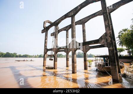 Ancien pont ferroviaire français au-dessus du Mékong à si Phan Don ou quatre mille îles, au sud du Laos, l'ancien pont ferroviaire français a été construit en 1893. Banque D'Images