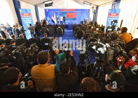 24 janvier 2021 : Ismailia, Égypte. 24 janvier 2021. Une conférence de presse a lieu à l'hôpital d'Abu Khalifa, dans la ville d'Ismailia, dans le nord-est du pays, pour annoncer le lancement d'un important programme de vaccination en Égypte, principalement en utilisant le vaccin de Sinopharm fabriqué par la Chine. La priorité a été accordée aux travailleurs de la santé de 40 hôpitaux qui isolent et traitent les patients Covid-19 dans tout le pays. Selon les autorités égyptiennes, l'Égypte a également contracté l'achat de millions de doses de Pfizer/BioNTech et du crédit AstraZeneca sur les vaccins : Sayed Jaafar/IMAGESLIVE/ZUMA Wire/Alamy Live News Banque D'Images