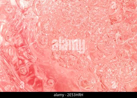bleu transparent eau potable de fond abstrait. surface de l'eau avec bulles d'air fond rouge rose Banque D'Images