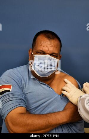 24 janvier 2021 : Ismailia, Égypte. 24 janvier 2021. Le personnel médical reçoit le vaccin Sinopharm Covid-19 fabriqué en Chine à l'hôpital d'Abu Khalifa, dans la ville égyptienne d'Ismailia, dans le nord-est du pays. La campagne de vaccination a commencé dans le pays en ciblant les premiers travailleurs de la santé dans 40 hôpitaux qui isolent et traitent les patients Covid-19 à travers le pays. Selon les autorités égyptiennes, l'Égypte a également contracté l'achat de millions de doses de Pfizer/BioNTech et du crédit AstraZeneca sur les vaccins : Sayed Jaafar/IMAGESLIVE/ZUMA Wire/Alamy Live News Banque D'Images