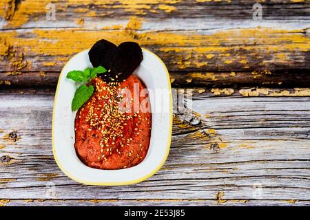 houmous de pois chiches avec betteraves et légumes de sésame et aliments sains Banque D'Images