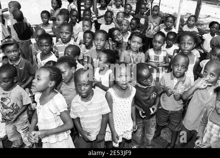 JOHANNESBURG, AFRIQUE DU SUD - 05 janvier 2021: Soweto, Afrique du Sud - 16 novembre 2012: Jeunes enfants d'âge préscolaire africains chantant des chansons dans le terrain de jeu d'a Banque D'Images