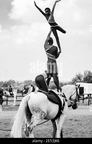 JOHANNESBURG, AFRIQUE DU SUD - 06 janvier 2021: Soweto, Afrique du Sud - 16 avril 2012: De jeunes enfants africains exécutant des acrobaties sur le dos du cheval Banque D'Images