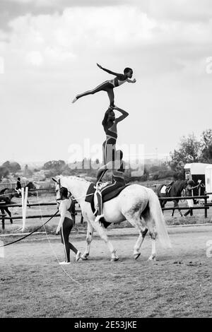 JOHANNESBURG, AFRIQUE DU SUD - 06 janvier 2021: Soweto, Afrique du Sud - 16 avril 2012: De jeunes enfants africains exécutant des acrobaties sur le dos du cheval Banque D'Images