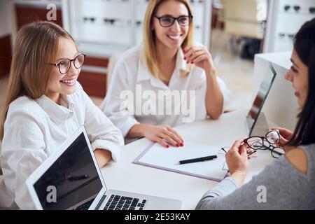 Médecin opticien expérimenté ayant une consultation en clinique d'ophtalmologie Banque D'Images