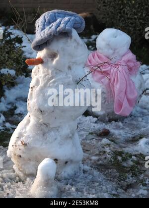 Bonhomme de neige mignon construit par des enfants Banque D'Images