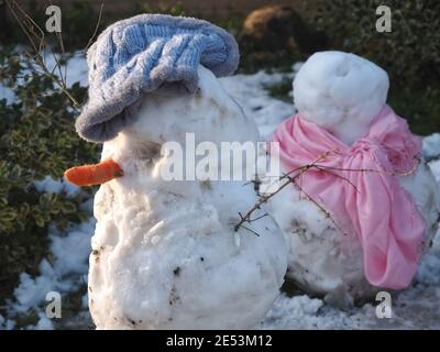 Bonhomme de neige mignon construit par des enfants Banque D'Images