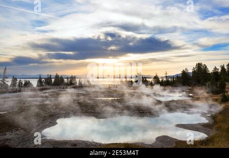 Fond naturel inspirant. Piscines et champs de geysers dans le Parc National de Yellowstone, aux États-Unis. Banque D'Images