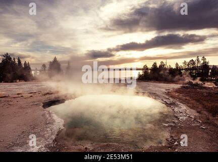 Fond naturel inspirant. Piscines et champs de geysers dans le Parc National de Yellowstone, aux États-Unis. Banque D'Images