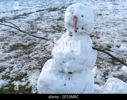 Bonhomme de neige mignon construit par des enfants Banque D'Images