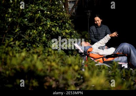 (210126) -- HEFEI, 26 janvier 2021 (Xinhua) -- Liu Ning étire le corps de son petit ami Peng Yalou à Hefei, province d'Anhui, en Chine orientale, 13 janvier 2021. Peng Yalou est dans le coma depuis plus de trois ans après un accident en 2017. Sa petite amie Liu Ning ne l'a pas quitté et a choisi de rester et de prendre soin de lui. Pour prévenir l'atrophie musculaire due à des années d'inactivité, Liu le masse régulièrement des bras aux pieds et l'aide à suivre une formation de réadaptation. Sous l'soin d'elle, Peng se remet progressivement et gagne en conscience. Elle croit que des miracles se produirait, et espère Banque D'Images