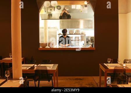 Cuisinière en travail noir Banque D'Images