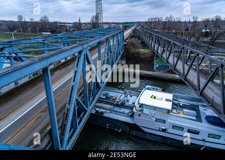 Le canal Rhin-Herne à Oberhausen, pont de bus et tram, bateau de canal, cargo, NRW, Allemagne, Banque D'Images