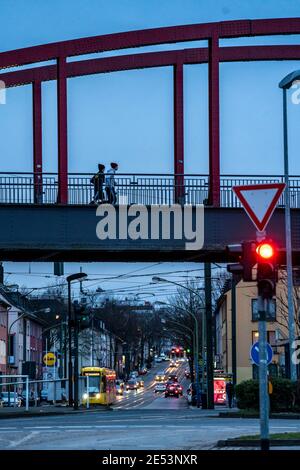 Ancien pont ferroviaire, au-dessus de Helenstrasse, à Essen Altendorf, partie de la route à vélo RS1, Essen, NRW, Allemagne Banque D'Images